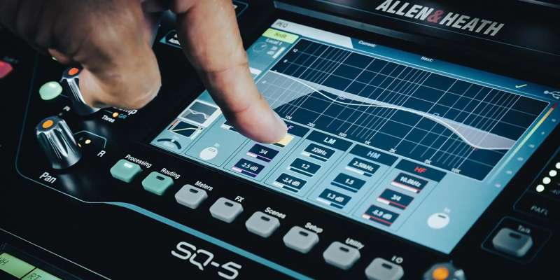 Allen & Heath SQ-5 48 Channel / 36 Bus / 17 Fader Digital Mixer