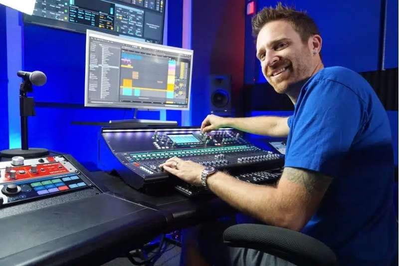 Allen & Heath SQ-5 48 Channel / 36 Bus / 17 Fader Digital Mixer
